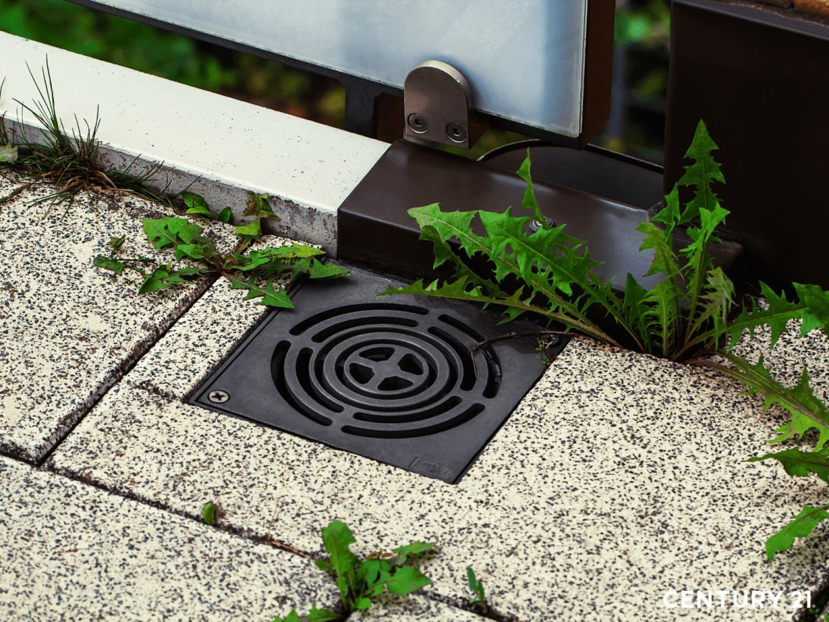 圖／陽台排水孔若遭落葉、雜草或雜物阻塞，可能增加積水、倒灌及室內滲水風險，颱風季前應定期清理並保持排水動線暢通。（21世紀不動產提供）