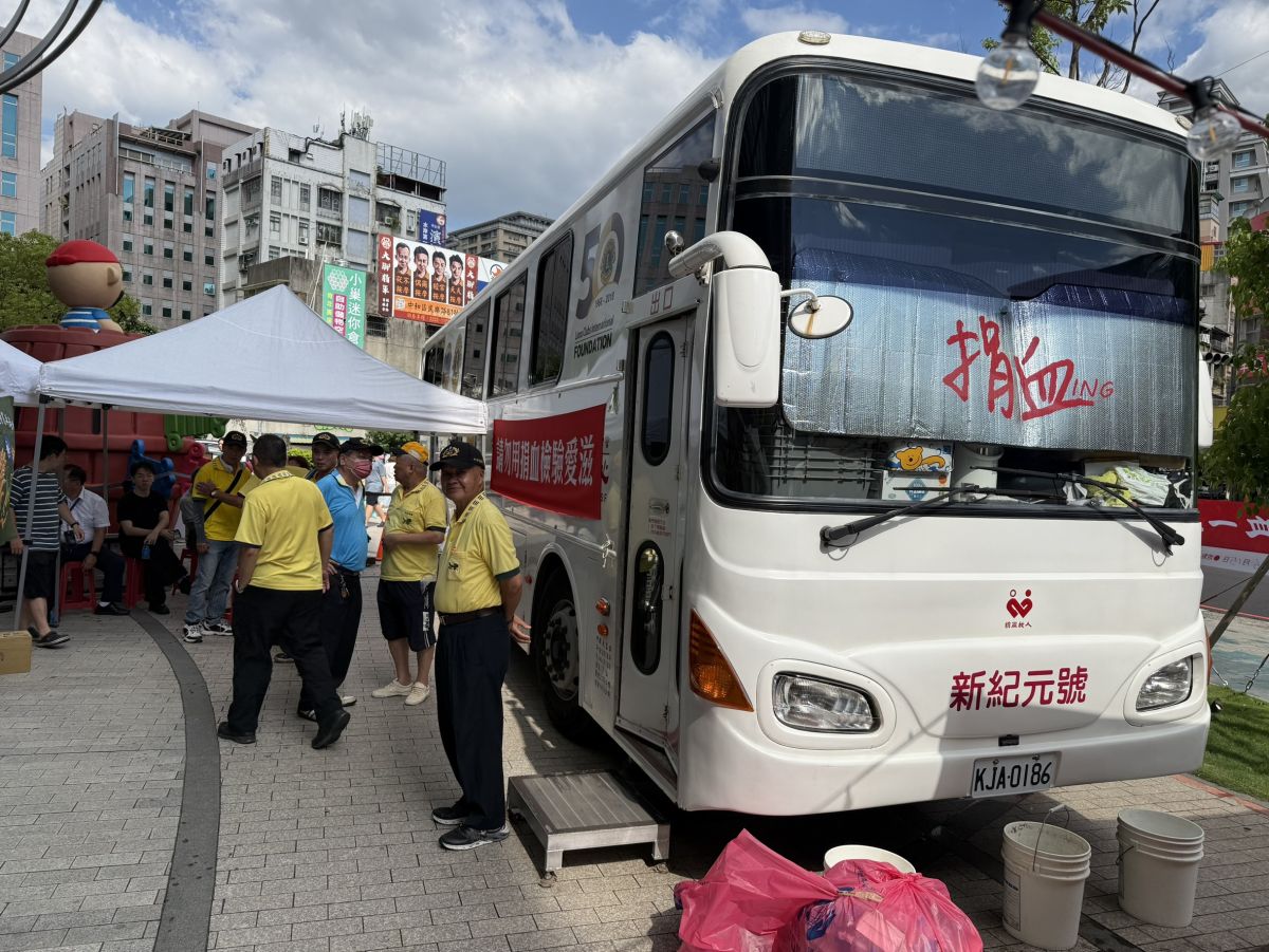 圖／冠德集團攜手玉山金控共同舉辦「快樂捐血，讓愛相隨」公益捐血活動，號召民眾挽袖捐血。（冠德集團提供）