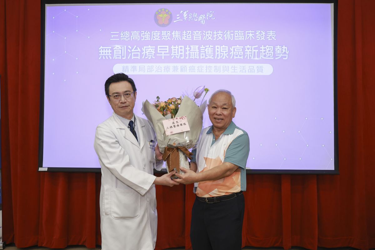 圖／三軍總醫院泌尿外科主任曹智惟(左)接受病友郭先生贈花。（記者石耀宇 攝）