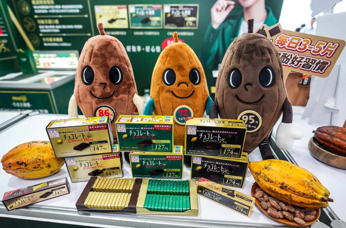 圖／現場展示不同可可含量產品及可可多酚含量，說明原料來源與製程技術皆會影響可可多酚保留，建議選擇有標示可可多酚含量的產品。(INNO+ Media Group提供)