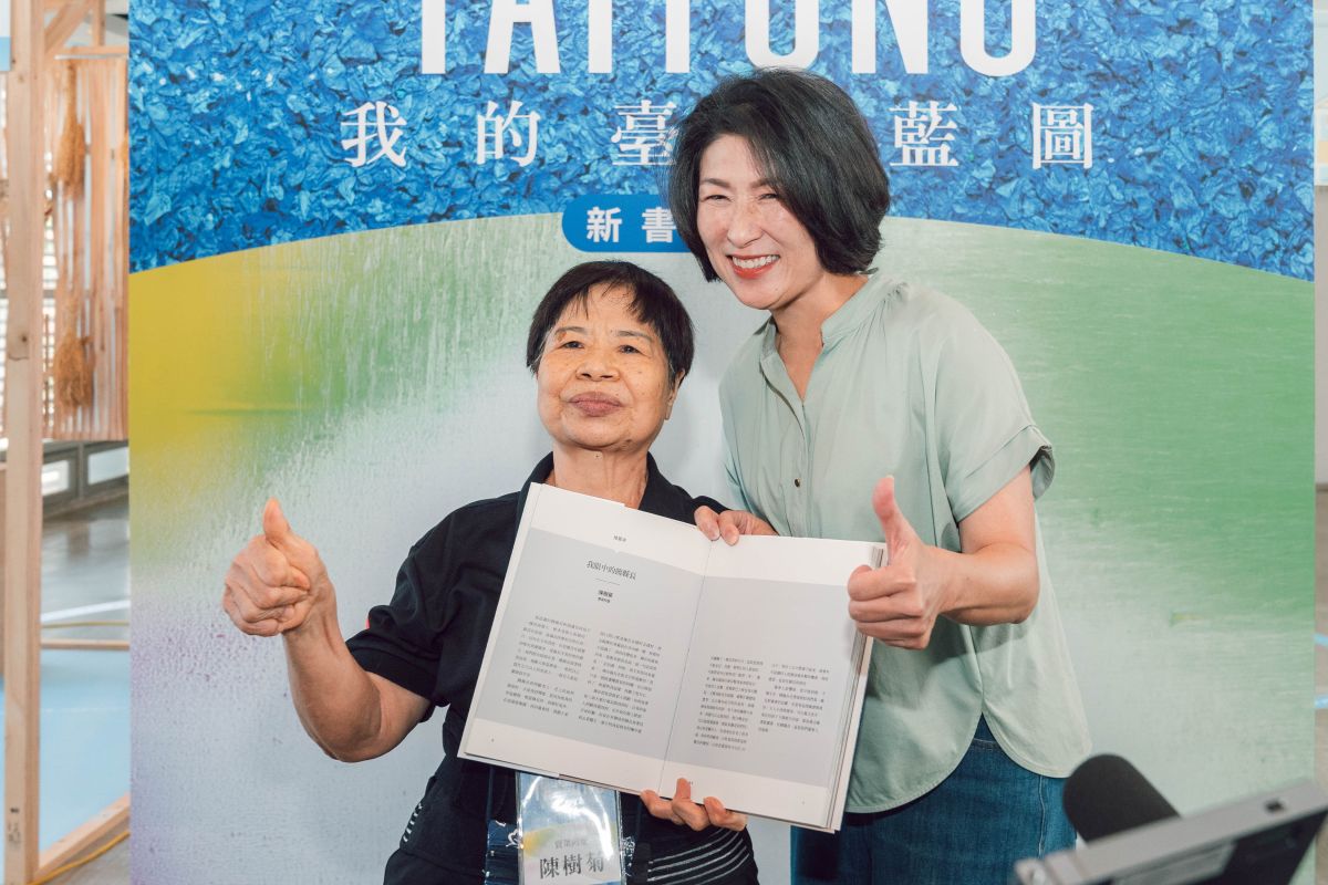 圖／饒慶鈴與陳樹菊阿嬤合影，分享「少一點自己，多一點給臺東」的治理初心。（臺東縣政府提供）