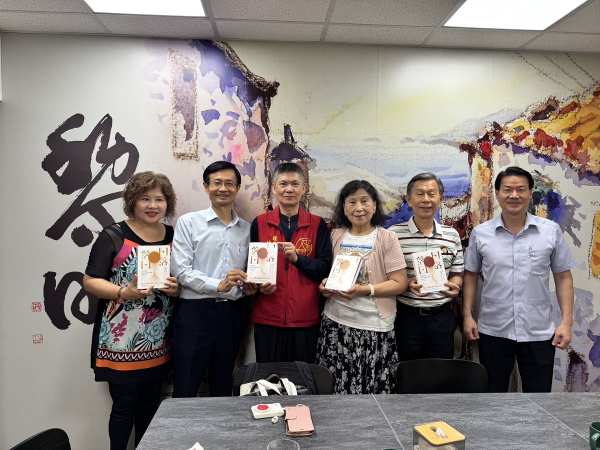 圖／黎明文化推薦暢銷書，並介紹作者。（大中華記者友好交流協會提供）