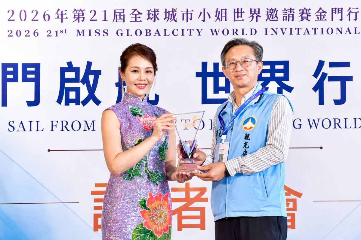 圖／蕭美萍(左)致贈精心設計的琉璃獎座感謝金門縣政府大力支持城市交流，由觀光處長許績鑫代表出席。(中華全球城市選拔協會提供)