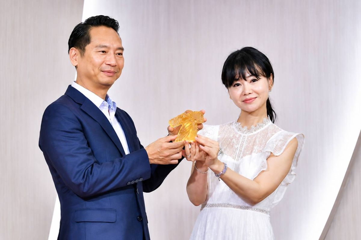 圖/全球城市小姐選拔大賽創始人張如君致贈禪太極琉璃給宜蘭縣議長張勝德(左),感謝他大力支持城市交流。(中華全球城市選拔協會提供)