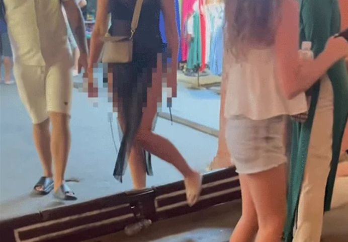 圖/女遊客穿高衩透視裝進古蹟,被導覽員當場攔下。(翻攝自《青年報》)
