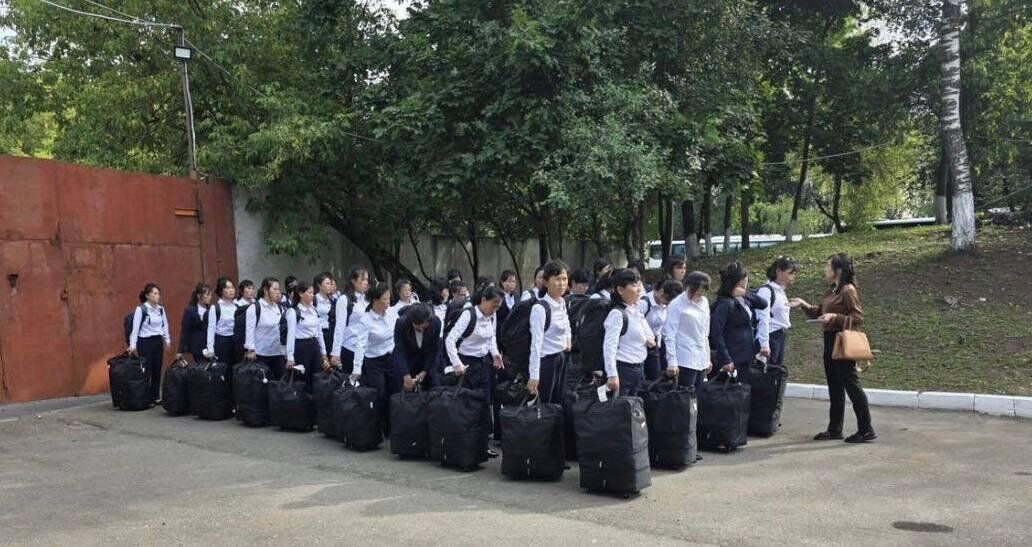 圖／大批北韓女工抵達俄羅斯。（翻攝自X）
