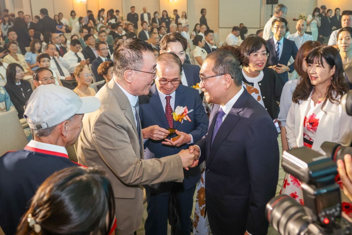 侯友宜搭肩連喊李四川加油　呂家愷酸蘇巧慧蹭侯