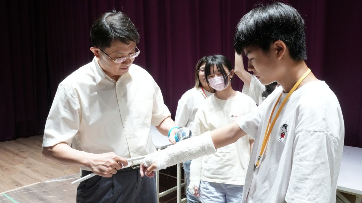 當一日小醫師　臺北醫院雙語營實作縫合