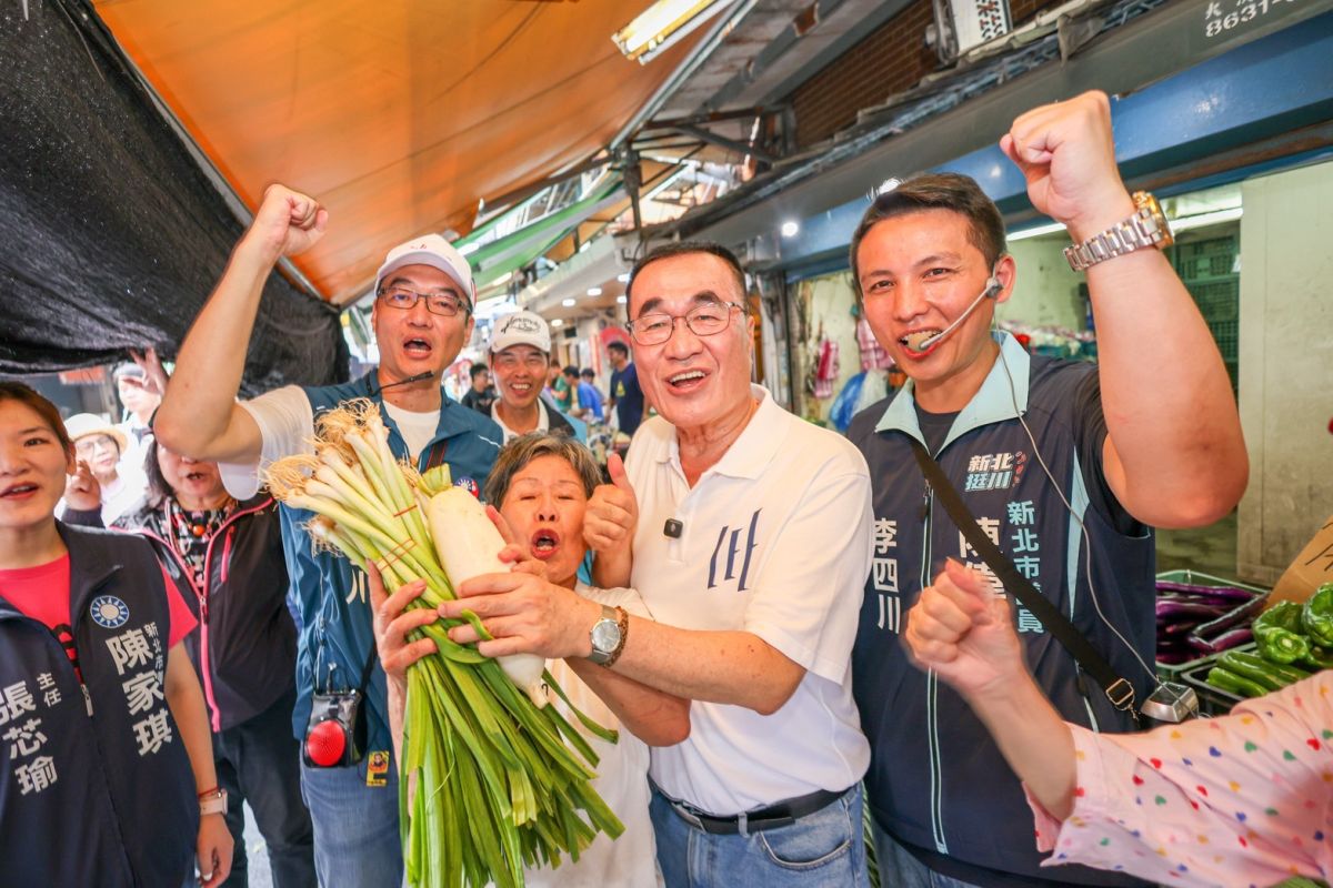 李四川淡水掃街拋三箭　淡北快線科學城醫院全出招