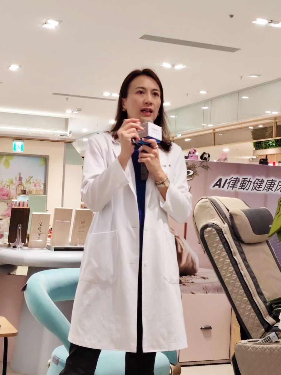 圖／張正琪博士於健康講座，說明律動幫助身體活動的方式與好處。（MASSE瑪謝 律動椅 INNO+ MEDIA GROUP 攝  提供）