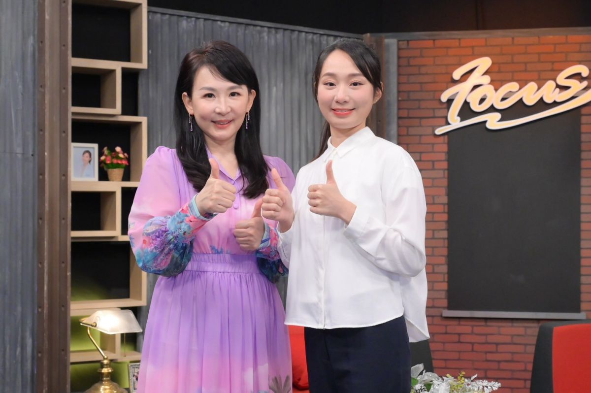 圖／陳力瑜(圖左)和諮商心理師高乃芸大談人生故事。(名德國際傳播提供)