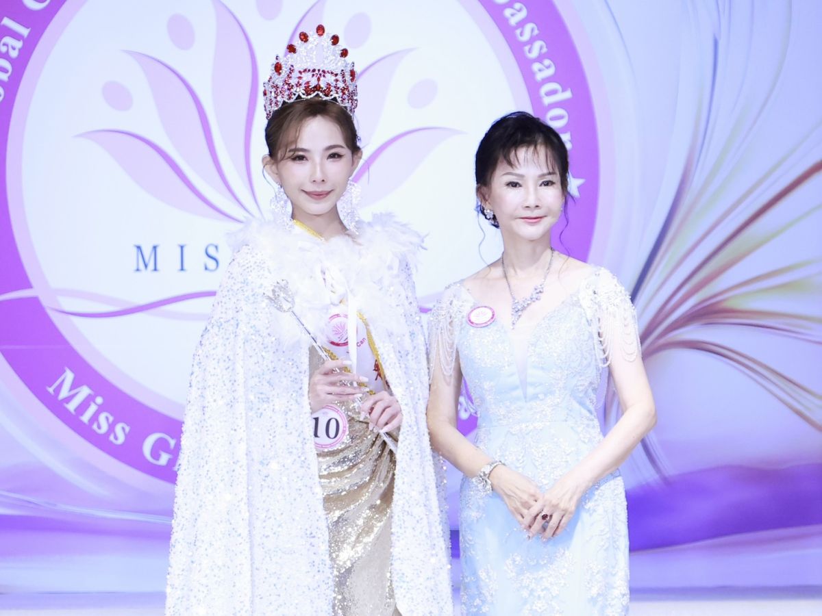 圖／全球城市美業形象大使創辦人紀皖珍(圖右)，恭喜胡莎拉當選選美皇后。(中華全球城市選拔協會提供)