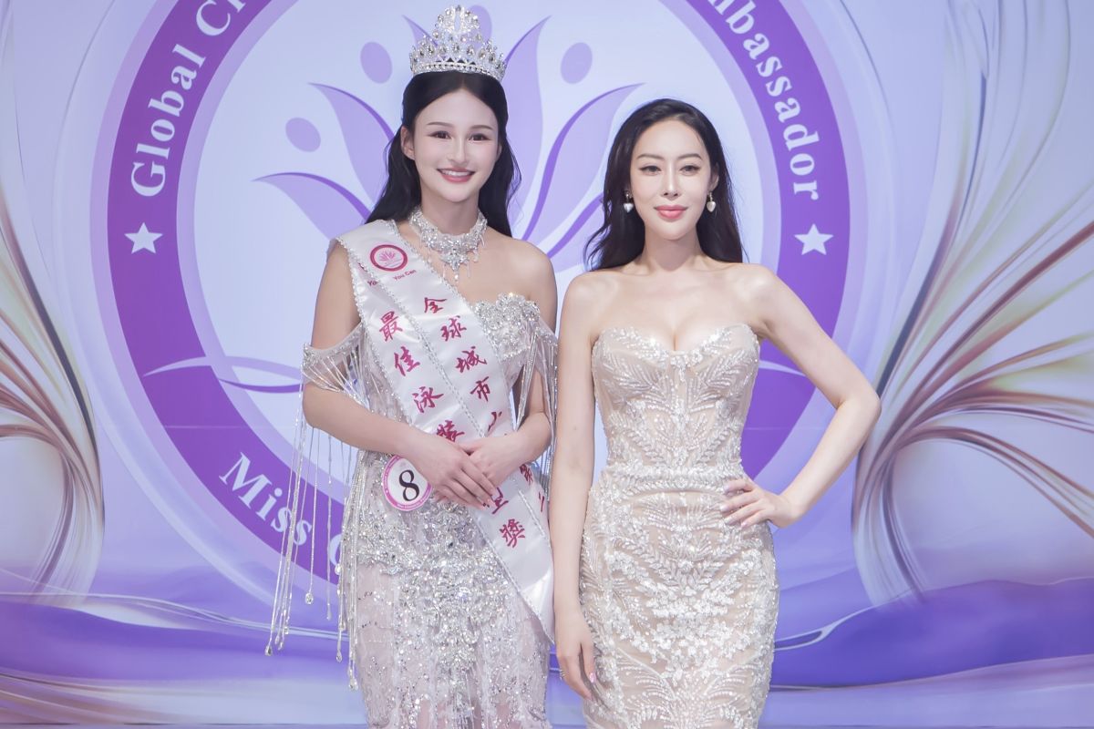 圖／全球城市小姐台灣賽區大會會長李雅楹(圖右)，恭喜吳晨瑄獲選第二名。(中華全球城市選拔協會提供)