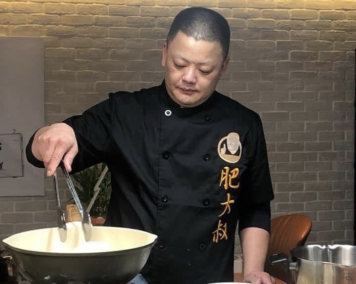 圖／料理網紅「肥大叔」離世，憑藉無比拚勁從幫妻子直播一路做到創立個人電商平台，曾創下年營收破億的輝煌戰績。（翻攝自肥大叔臉書）