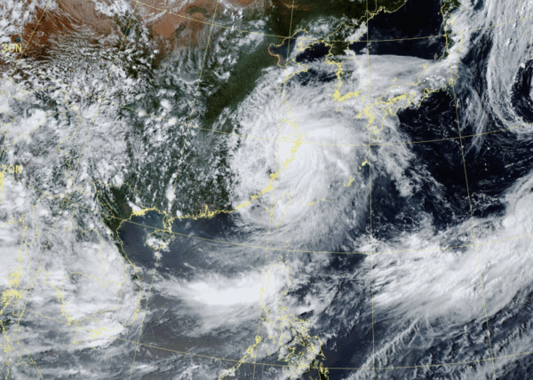 圖／颱風白海豚登陸浙江遠離，氣象署首發暴潮告警，未來一周西南風接力影響全台。（中央氣象署）