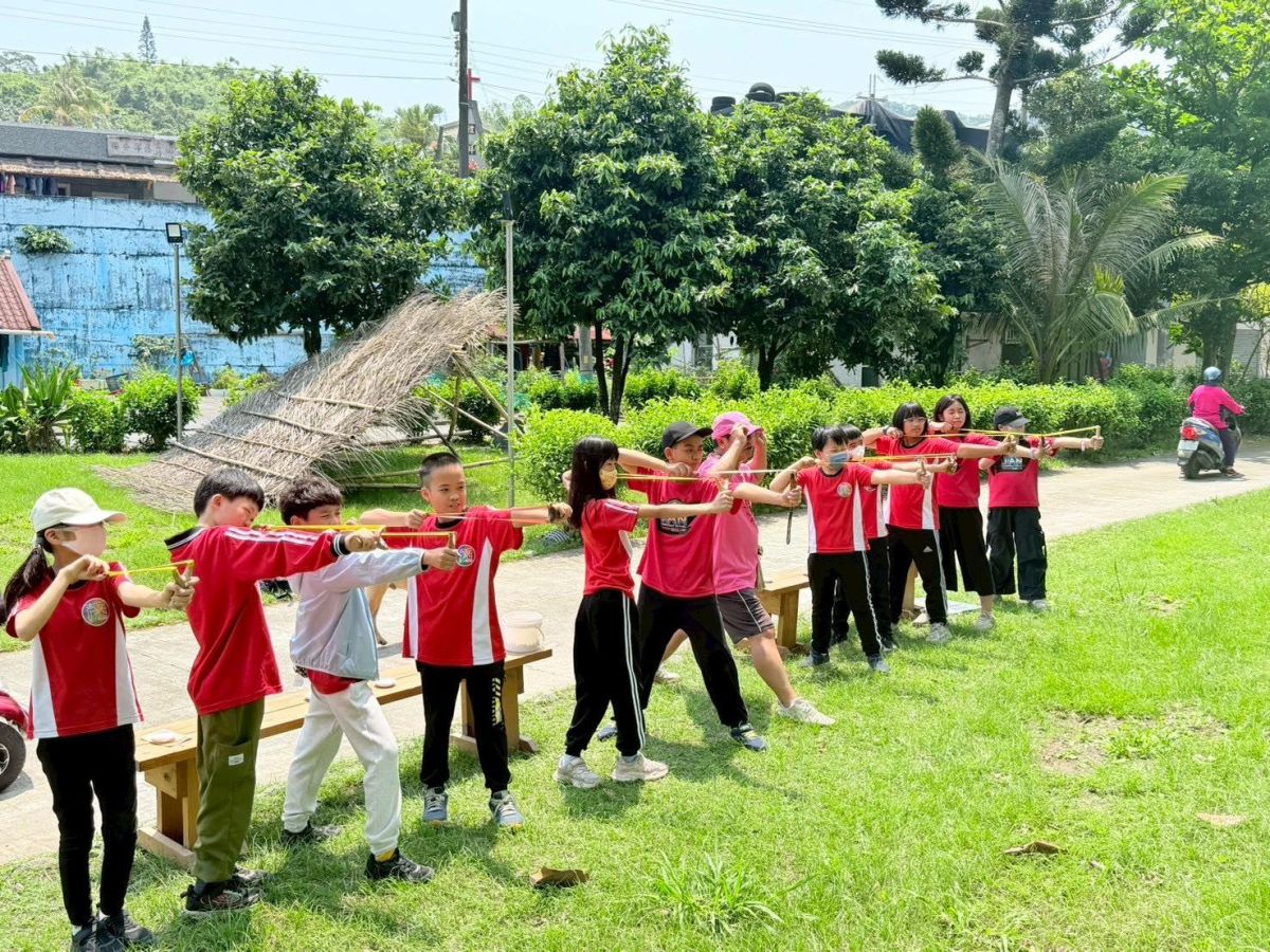 圖/「山野獵場」彈弓體驗,透過趣味挑戰,帶領大家感受部落傳統生活文化。(交通部觀光署花東縱谷國家風景區管理處提供)