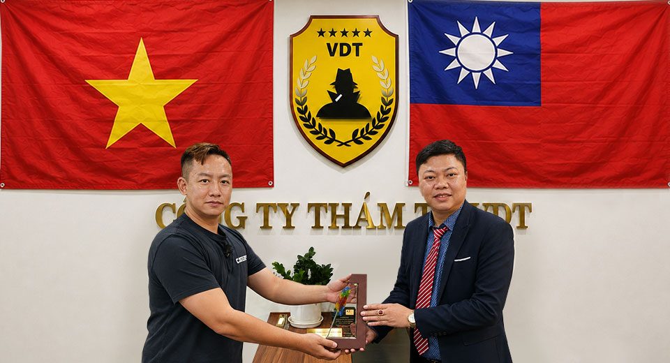 圖／台灣偵探職業總會理事長謝智博（左）與VDT偵探社負責人（右）完成合作備忘錄簽署，互贈紀念禮品留念。（台灣偵探職業總會提供）