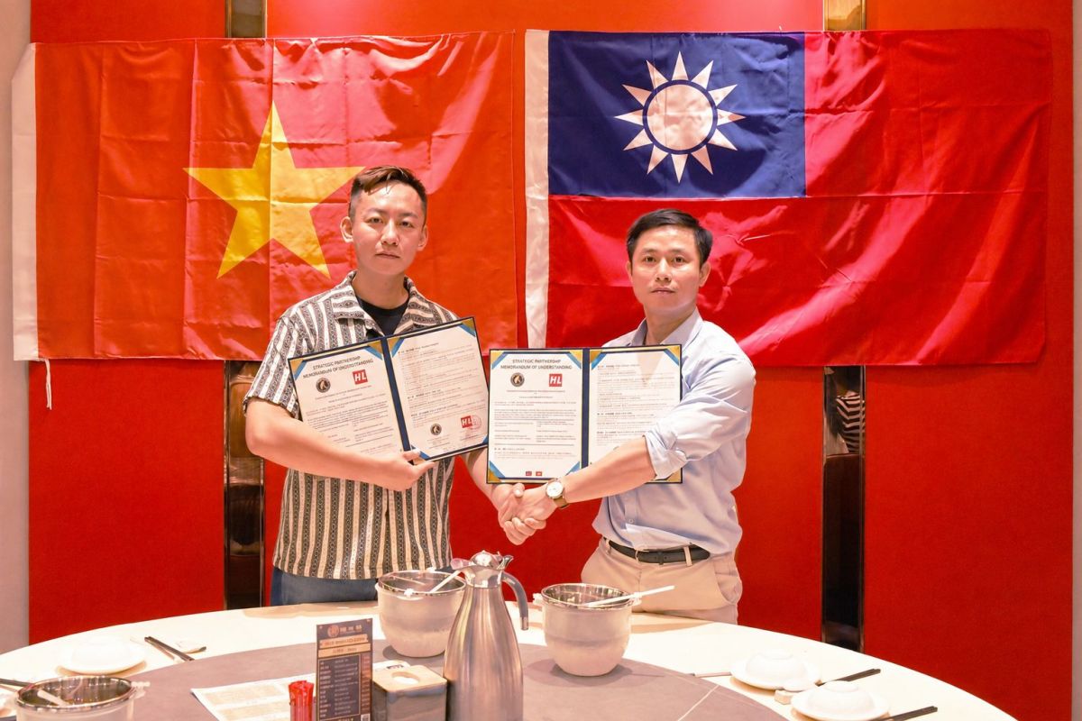 圖／台灣偵探職業總會理事長謝智博（左）與黃龍偵探事務所負責人（右）完成合作備忘錄簽署，展示文件並握手合影。（台灣偵探職業總會提供）
