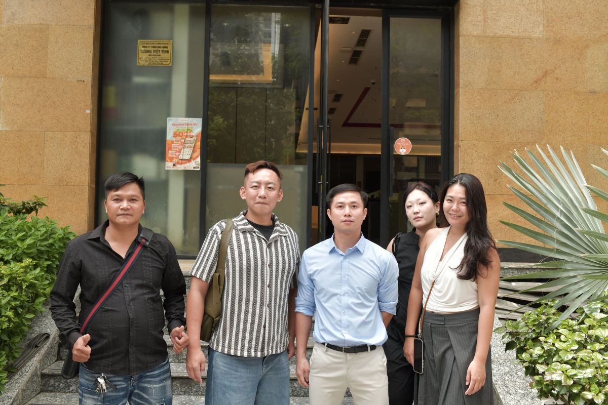 圖／台灣偵探職業總會代表團參訪黃龍偵探事務所後，於公司門口合影留念。（台灣偵探職業總會提供）