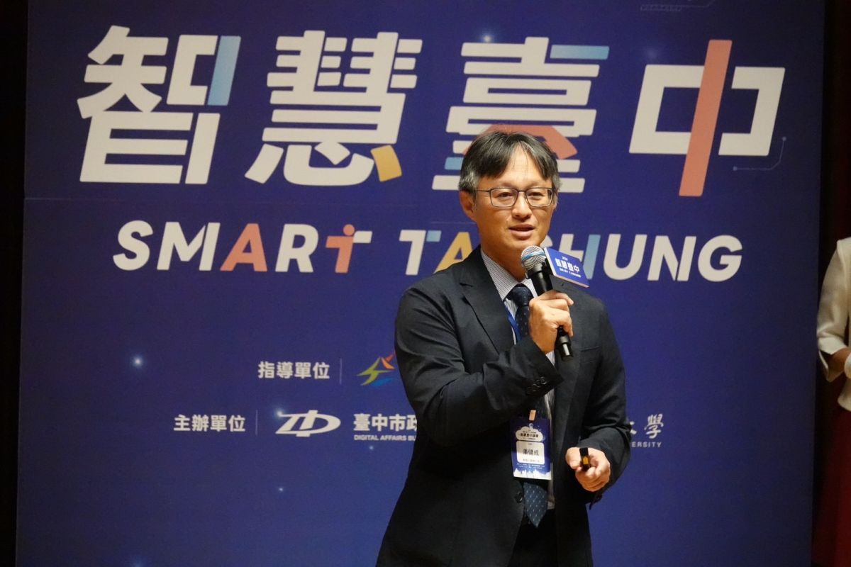 圖／群聯電子執行長潘健成強調，AI的目的不是取代人，而是讓有限的人力創造更高產值，這也將是中小企業下一階段提升競爭力的重要機會。（東海大學提供）