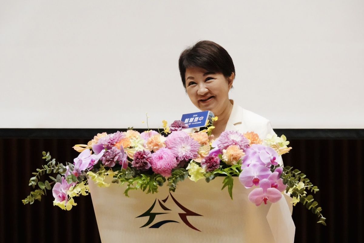 圖／台中市長盧秀燕表示，台中正積極打造另外兩座護國神山，一座是無人機、無人載具，另一座就是AI機器人。（東海大學提供）