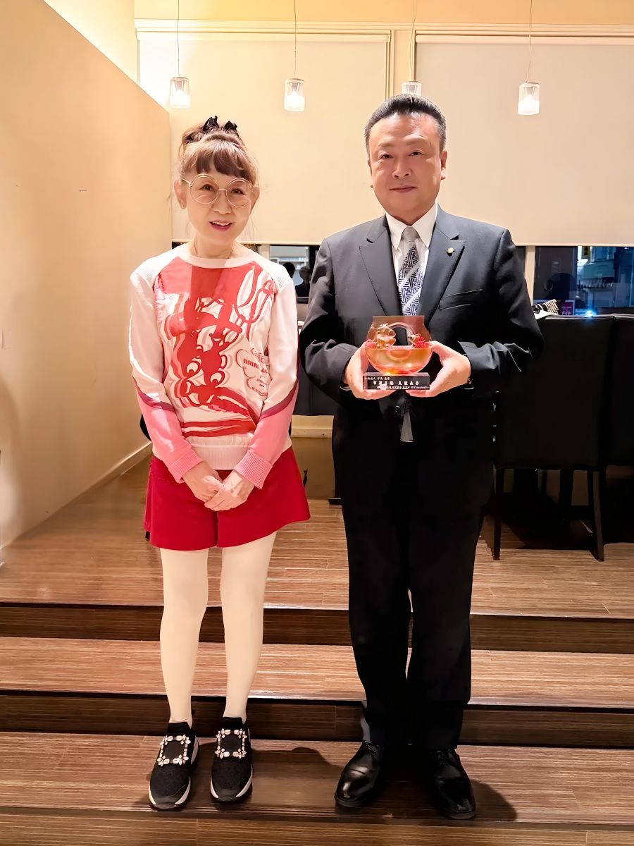 圖／徐雪芳副董事長(左)親自祝賀弘前新上任市長谷川 政人(右)，並邀請來台參加11月青森弘前文化物產嘉年華。