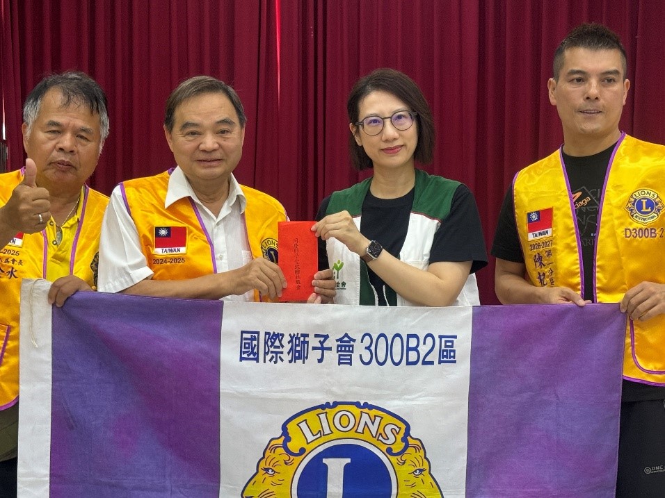 圖／潘欽章(圖左二)和獅子會獅友一起捐款，充分展現愛心。(同慶獅子會提供)