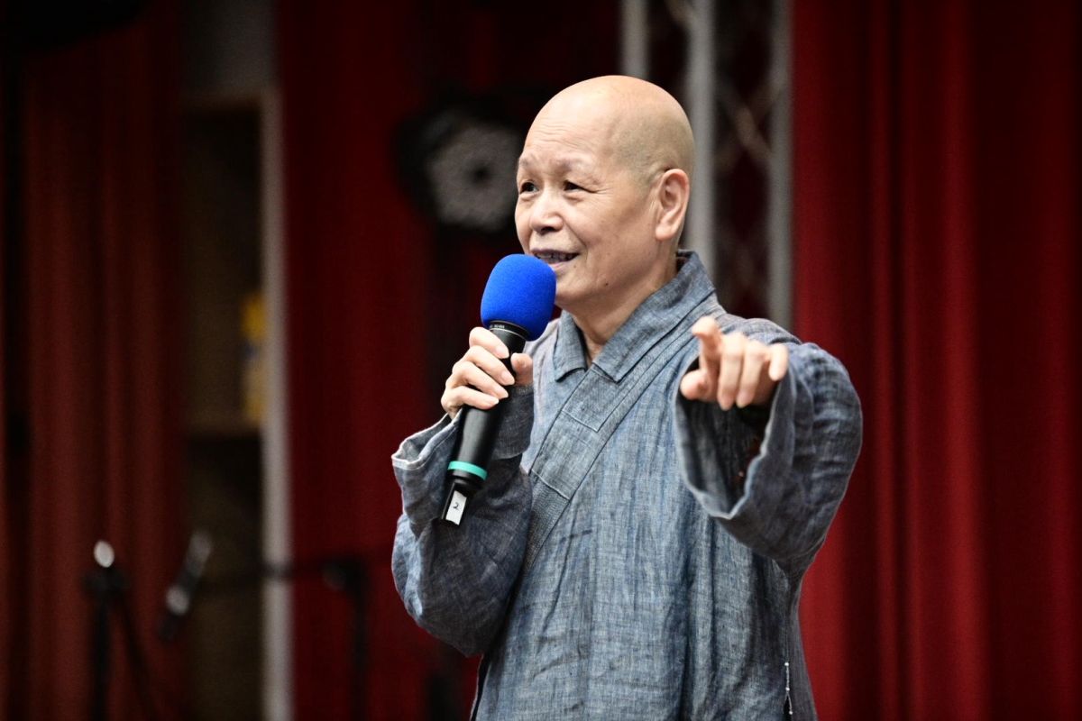 圖／華梵大學董事長悟觀法師勉勵新生發現心中的美好，長養慈悲與智慧。