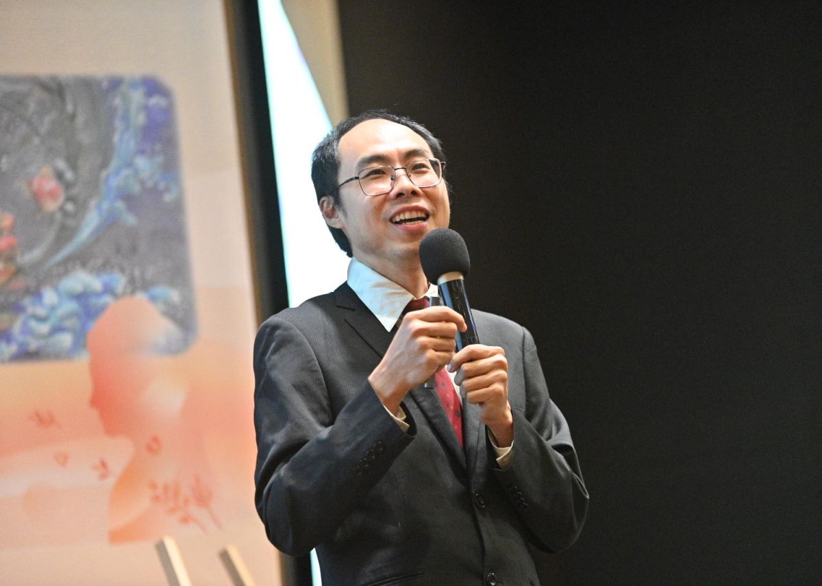 圖/華梵大學佛藝系主任陳俊吉舉辦講座,傳授泥板壁畫膠彩技法。