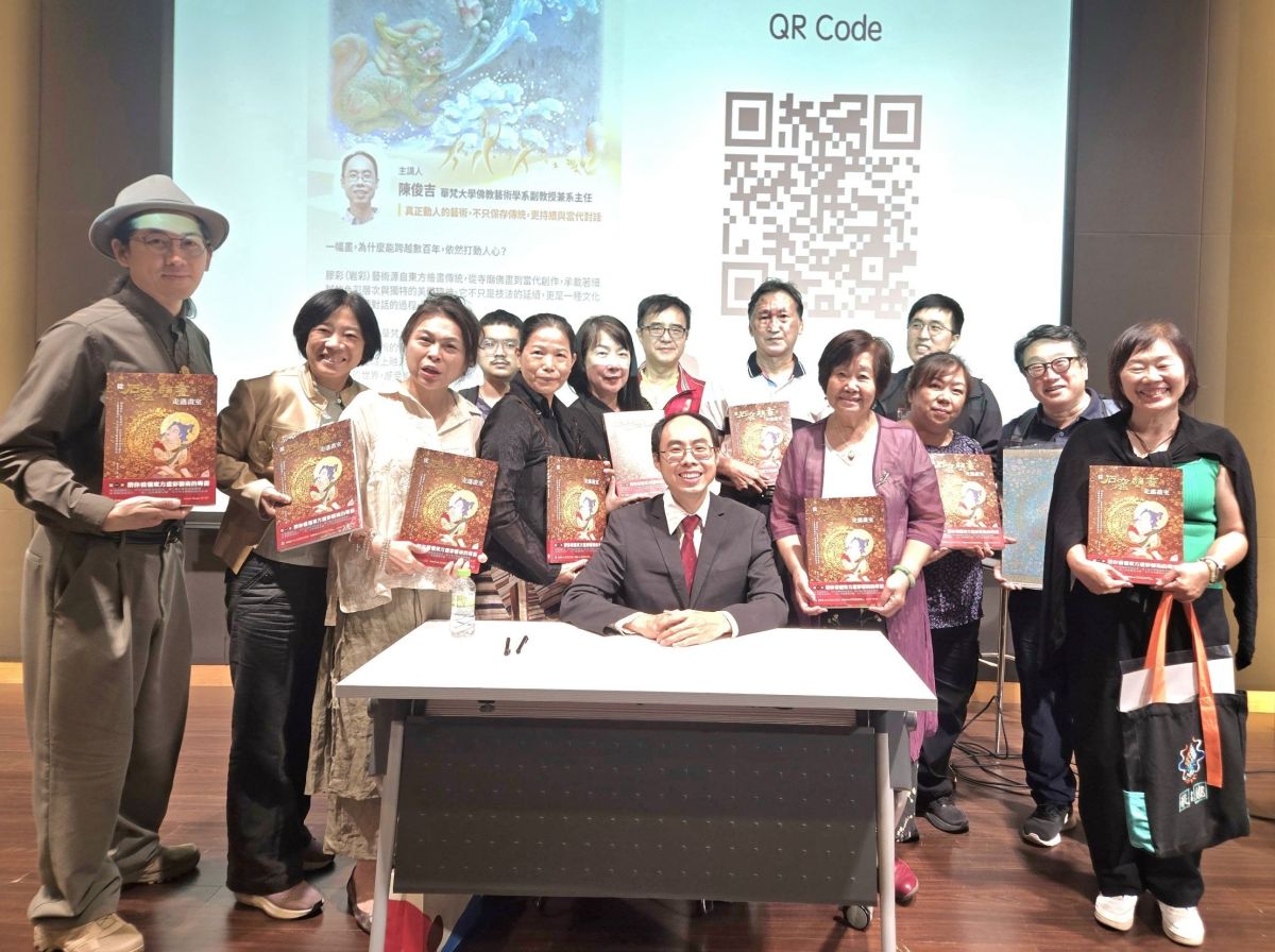 圖/陳俊吉(中間坐者)與參加講座的師生民眾合影。