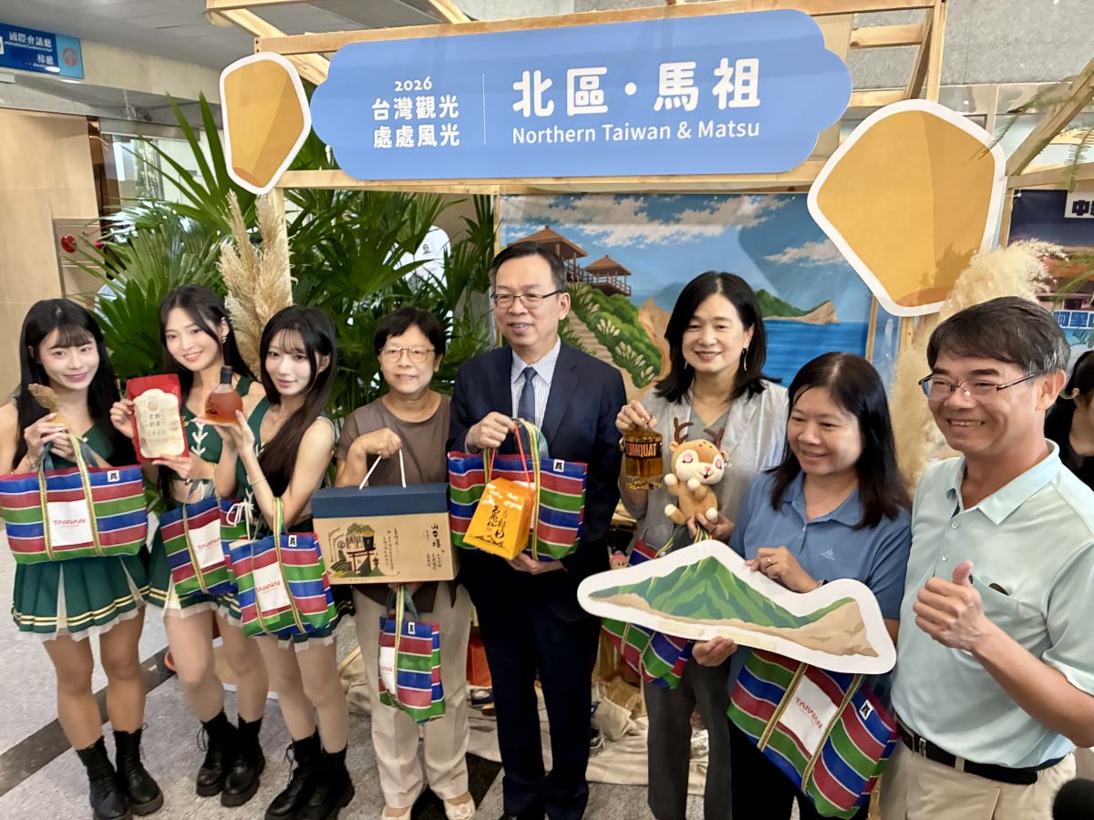圖／記者會上貴賓參觀分區市集攤位合影。（記者 石耀宇攝）