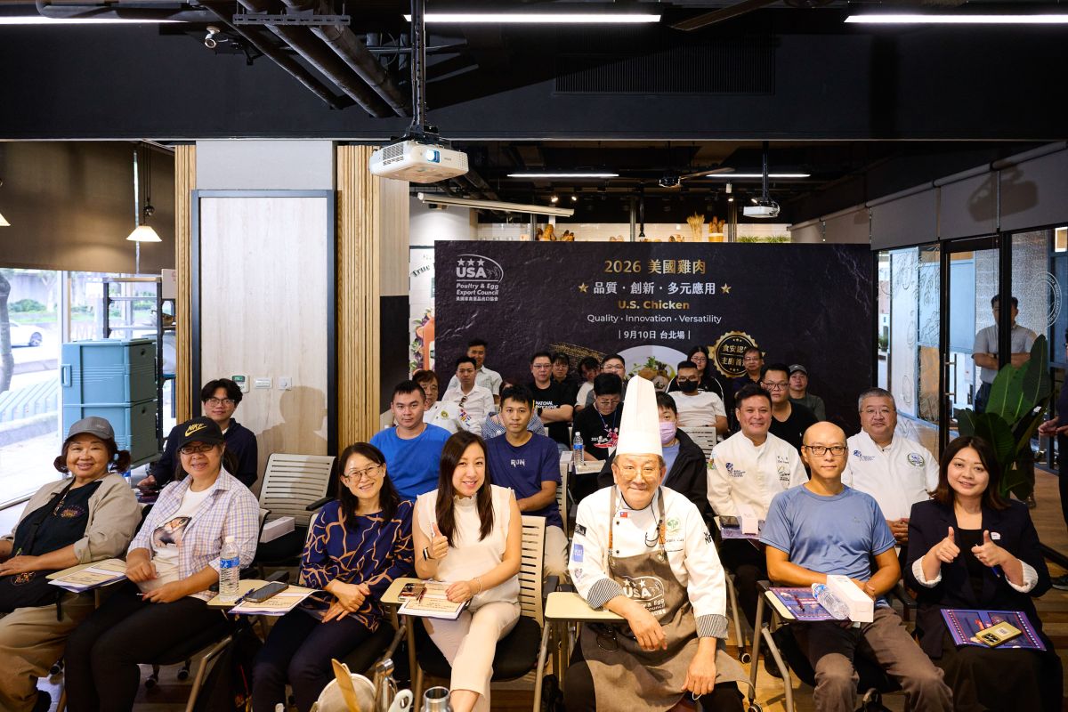 圖/台北場活動貴賓與全體與會嘉賓們開心合影,現場美國家禽蛋品出口協會香港及台灣總監江嘉詠(Karen Kong)(前排右四)、助理市場經理方翼文(Carmen Fong)(前排右一)、美國在台協會農業貿易辦事處行銷經理傅文燕(Cleo Fu)(前排左三),以及國家隊金牌教練賴顧賢主廚(前排右三)齊聚共襄盛舉,共同見證美國雞肉的品質與創新。(美國家禽蛋品出口協會提供)