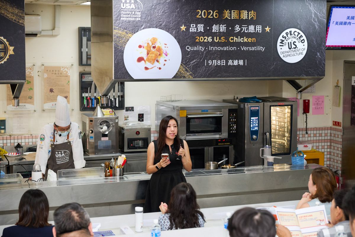 圖／美國家禽蛋品出口協會香港及台灣總監江嘉詠（Karen Kong）於講習中與在場與會業者們分享美國雞肉品質與市場趨勢。（美國家禽蛋品出口協會提供）