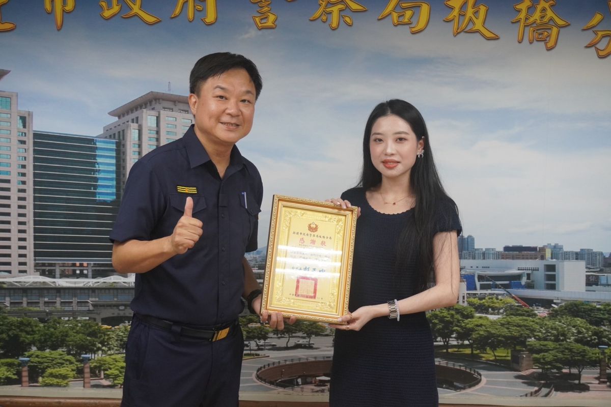 圖/愛妮雅化妝品集團捐贈中秋加菜金給警察局板橋分局。(品牌提供)