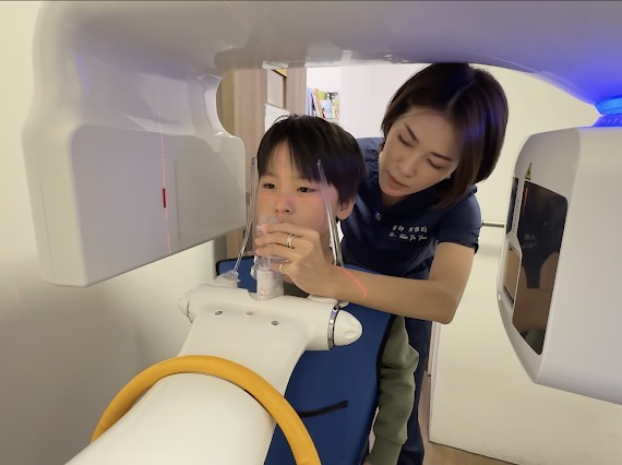 圖/換牙期孩子接受牙齒影像檢查,透過影像了解口腔內牙齒的生長狀況。(陳雅昀醫師提供)
