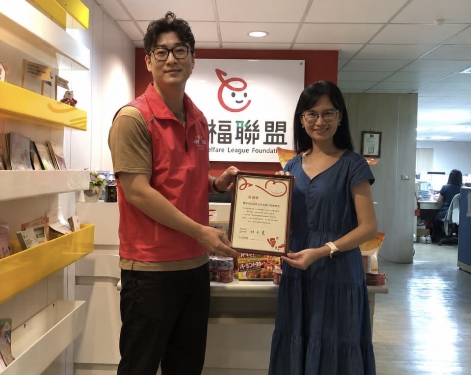 圖/張毓廷執行長(左)與兒福機構人員(右)。(共聚團隊提供)