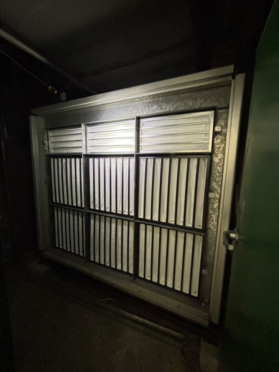 圖/大型空調系統濾網應用現場。高容塵濾網可應用於 MAU/AHU 系統,透過低壓損設計,協助降低空調運轉負荷。(榮宗科技提供)