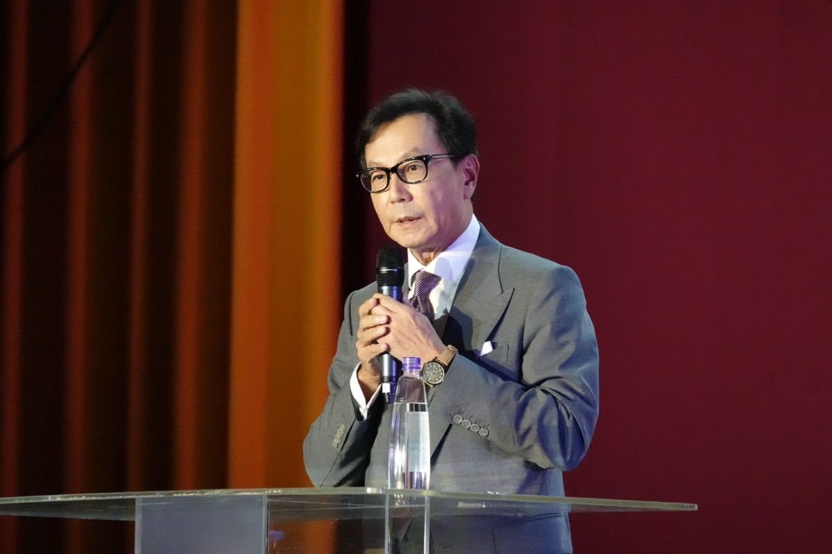 圖／演講前，蔡明忠董事長向侯文詠、蔡康永討教該跟年輕人說什麼？但他覺得再多再酷的idea都是他人的想法，所以決定還是做自己好了，用自己的風格說想講的話。（東海大學提供）