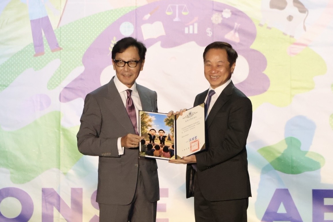 圖／張國恩校長提醒全體新生：「不要花四年，只學會一件AI幾秒鐘就能完成的事情。」AI時代真正的競爭，不是和AI比誰做得快，而是能否利用AI，把原本做不到的事情做到。AI不是取代你的思考，而是用來放大你的能力。」（東海大學提供）