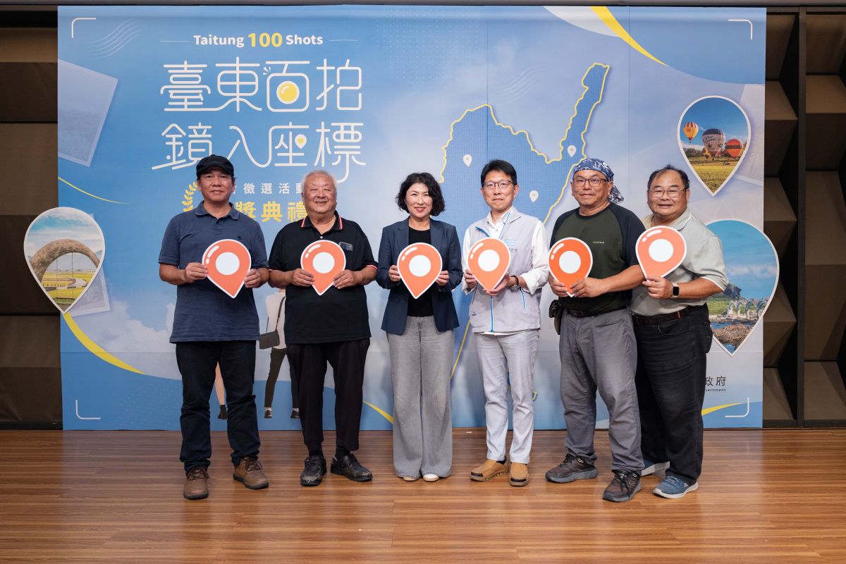 圖／臺東縣長饒慶鈴協同市府團隊和評審團共同啟動台東攝影地圖。（臺東縣政府提供）