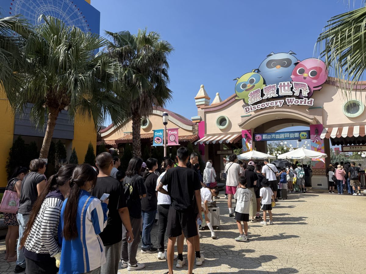 圖/連假家庭出遊熱絡,麗寶探索樂園入口出現排隊人潮。(觀光署提供