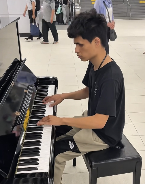 圖／台南車站公共鋼琴爆紅全盲音樂才子，流行音樂系陳俊豪（擷取自微光拾者The Gleam Collector臉書）