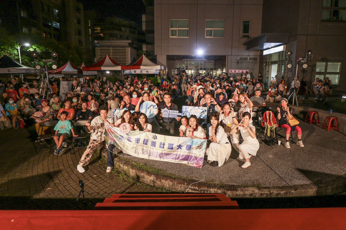 圖/信義區三張里區民活動中心廣場演出,讓客家藝文深入社區生活。