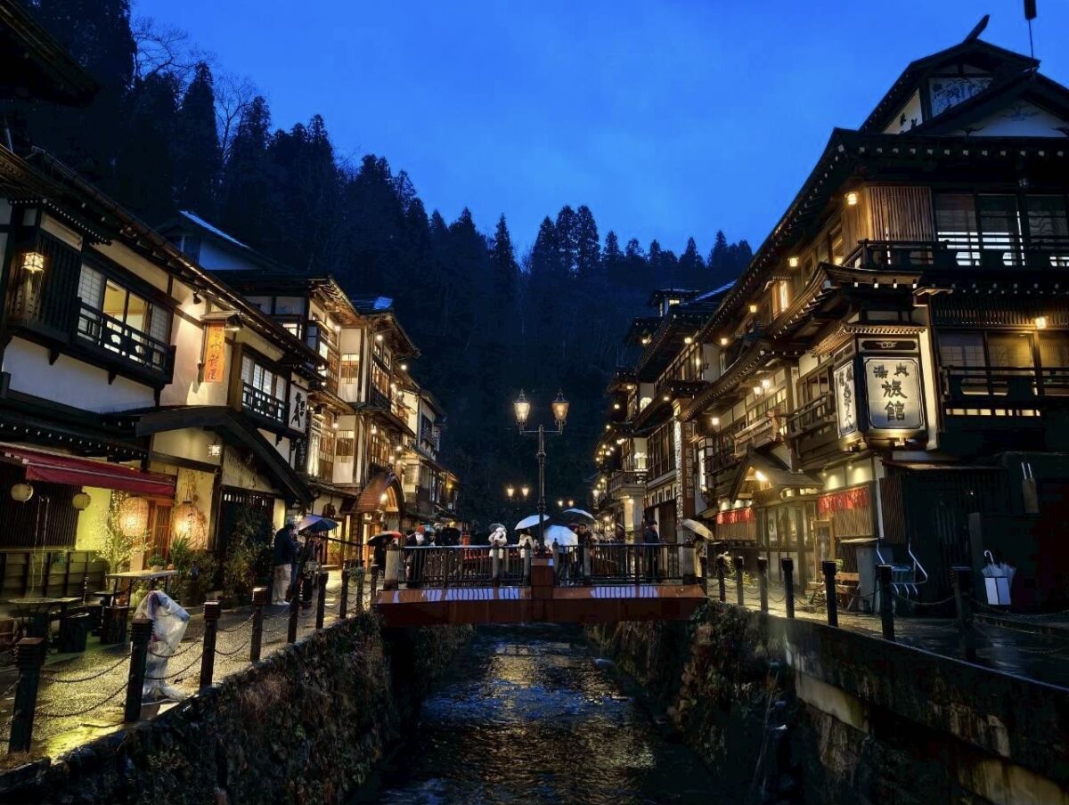 圖／銀山溫泉以大正時代木造旅館與懷舊溫泉街聞名，夜晚燈火更顯浪漫。（日和旅行社提供)