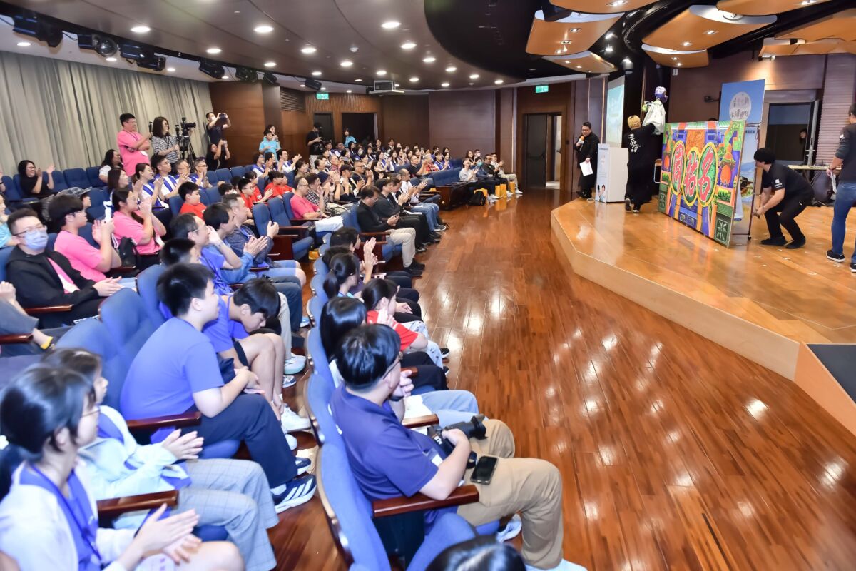 圖／出席來賓觀看影展播放回顧影片，個個都聚精會神用心欣賞。