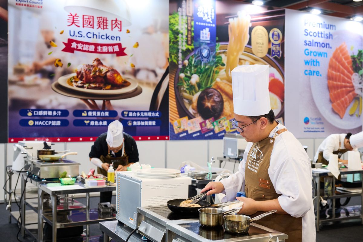 圖／在「美國雞肉西式料理挑戰賽」的競技舞台上，參賽選手爭分奪秒展現刀工與火候功力，全神貫注將美國雞肉的鮮嫩多汁發揮得淋漓盡致，詮釋屬於自己的料理美學。