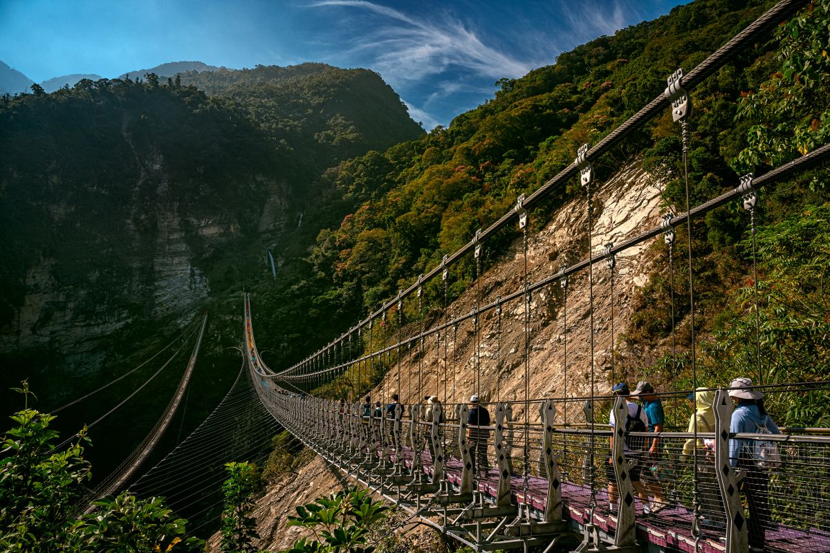 圖／民眾走訪南投信義鄉雙龍七彩吊橋，沿途欣賞壯麗山景與自然風光，感受山林健行的樂趣。（主辦單位提供）