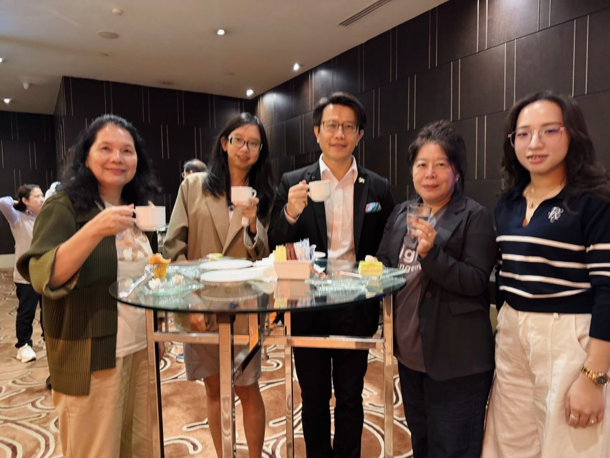 圖／駐泰國代表處董思齊（左3）公使也參與課程，與學員一同操作各項人工智慧工具，了解生成式AI在海外工作及跨語言溝通上的實際應用。