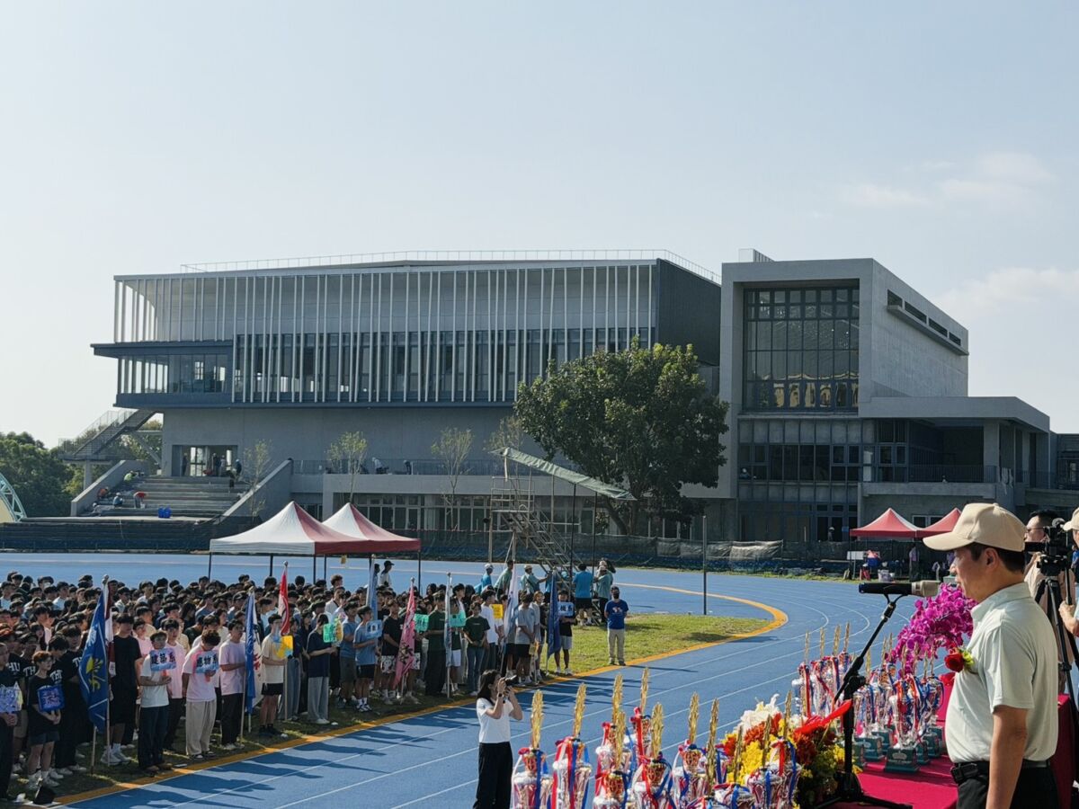 圖/東海大學71週年校慶運動會登場,總經費7.5億元的楊瑞祥綜合活動大樓矗立運動場旁,成為師生關注焦點。(東海大學提供)
