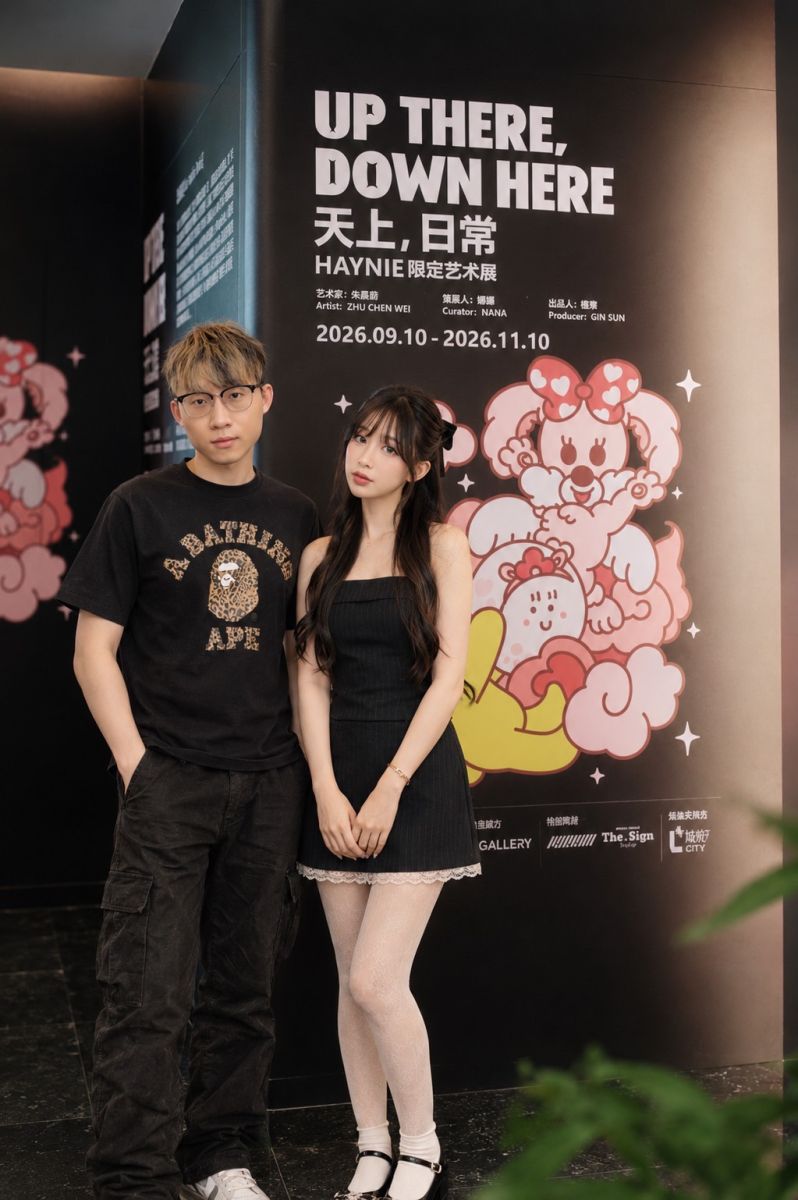 圖／haynie赫妮拉品牌創辦人馬昀（右）推動美妝與藝術結合，與藝術家朱晨維（左）在上海展區合影。（haynie彩妝提供）